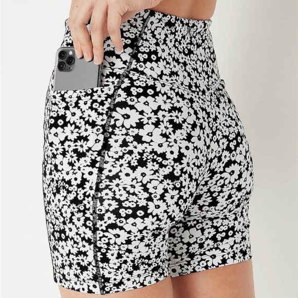 Black and White Floral Crop Top and Bike Short Set - Picture 5 of 8
